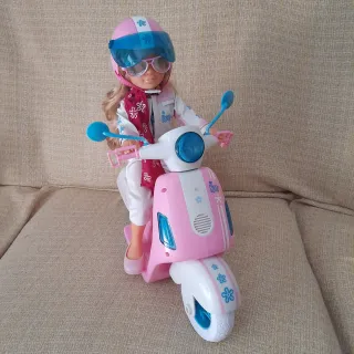 Nancy y su Scooter Rosa