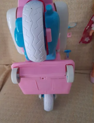 Nancy y su Scooter Rosa