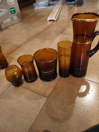 Juego de copas y jarra ámbar