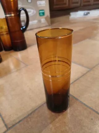 Juego de copas y jarra ámbar