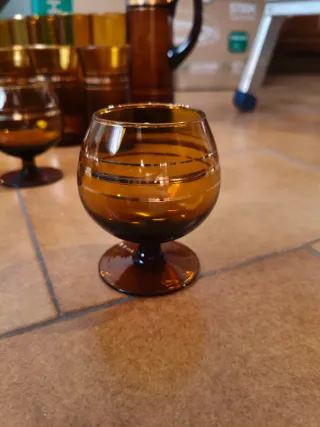 Juego de copas y jarra ámbar