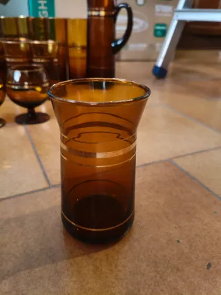 Juego de copas y jarra ámbar