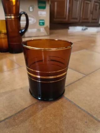 Juego de copas y jarra ámbar