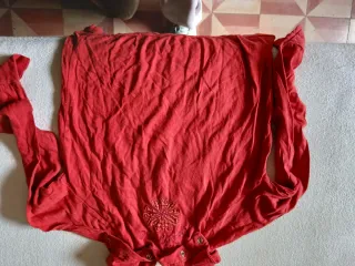 Ropa infantil con flor bordada desigual