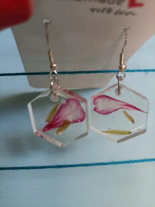 Pendientes hexagonales de resina con pétalos de fl