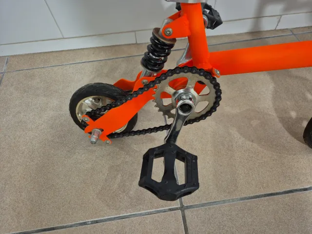 Bicicleta pequeña naranja