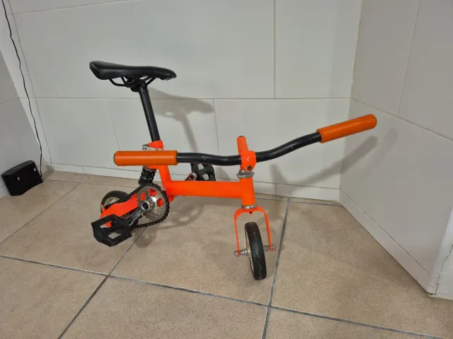 Bicicleta pequeña naranja