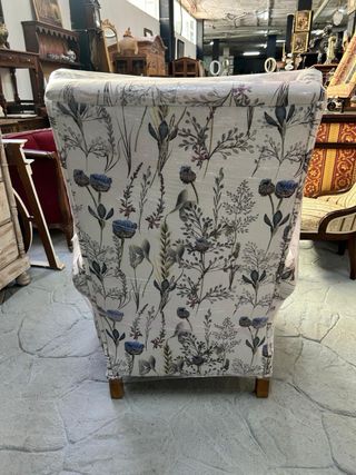 Sillón orejero floral tela y madera