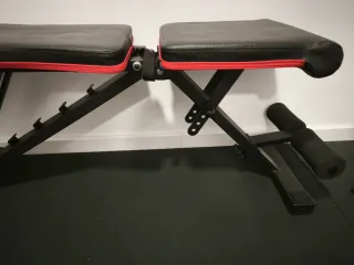 Banco de musculación marca Mobiclinic.