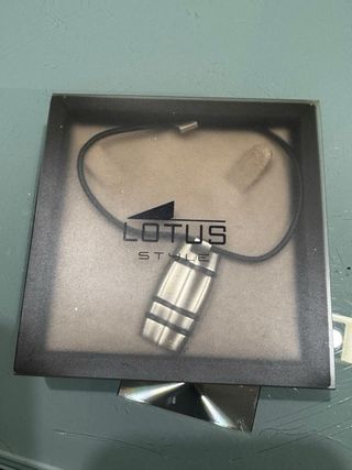 pulsera y 2 colgantes lotus style sin estrenar.