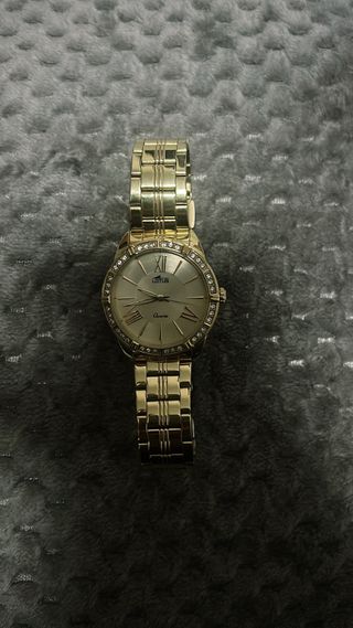 Reloj Lotus Dorado con Cristales