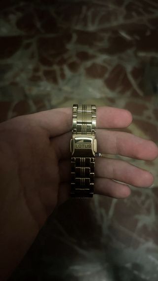 Reloj Lotus Dorado con Cristales