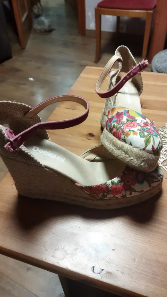 Cuñas y camiseta Desigual . Talla 39