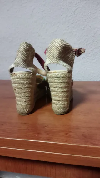 Cuñas y camiseta Desigual . Talla 39