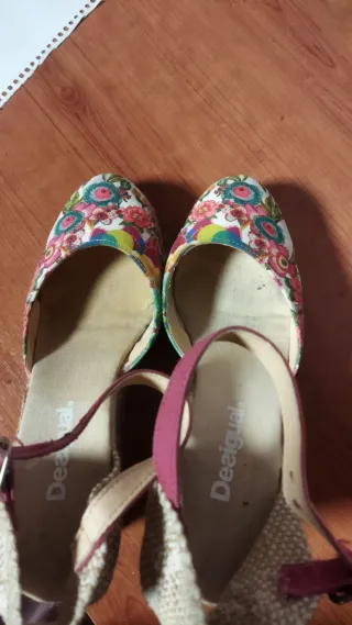 Cuñas y camiseta Desigual . Talla 39