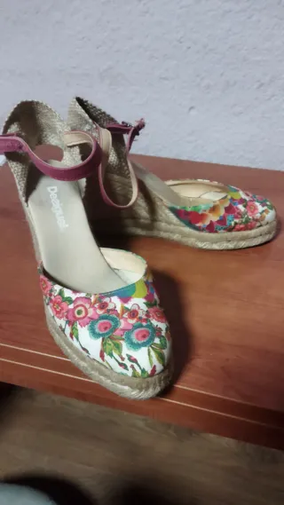 Cuñas y camiseta Desigual . Talla 39