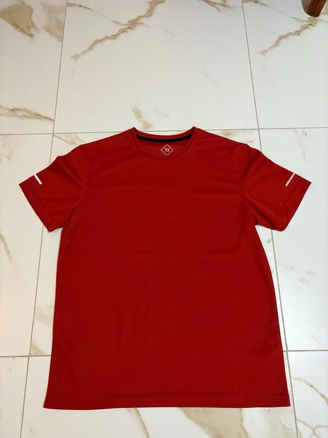 Camiseta deportiva roja