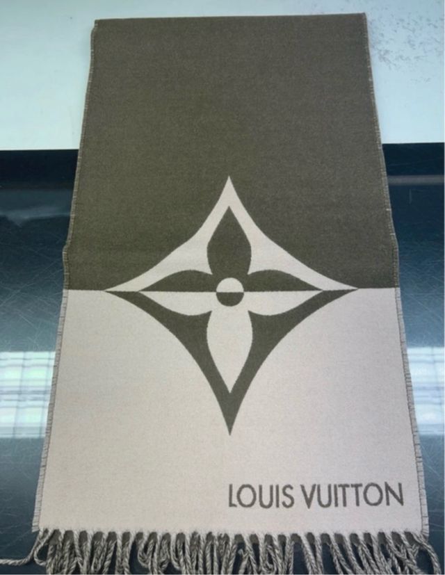 Bufanda Louis Vuitton con flecos