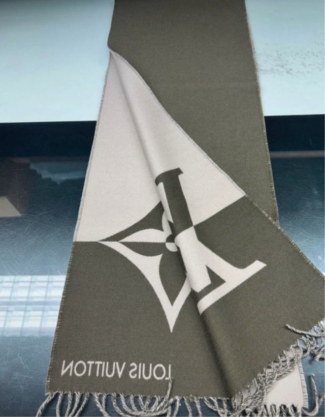 Bufanda Louis Vuitton con flecos