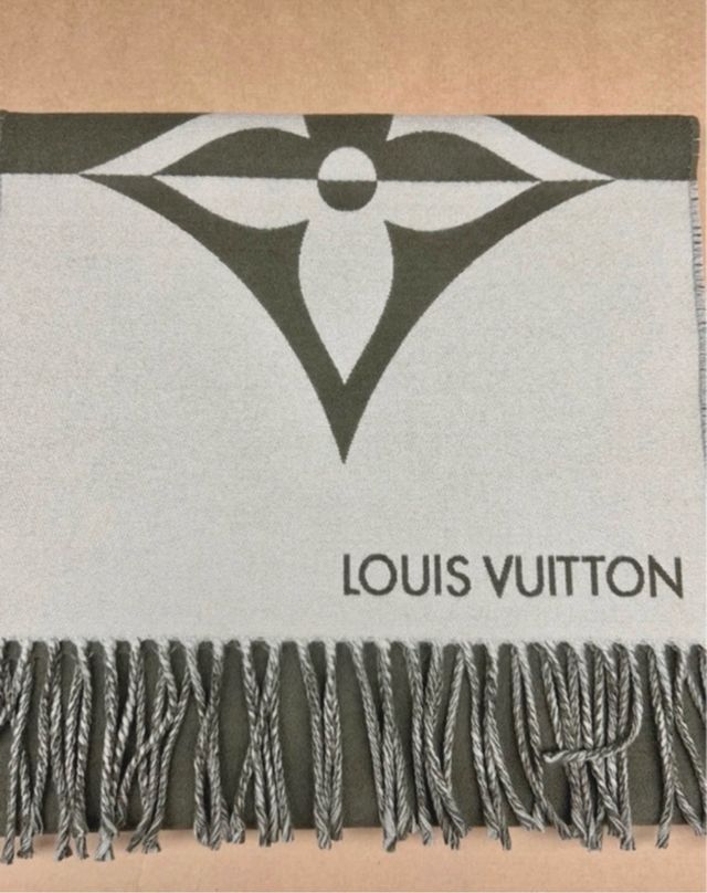 Bufanda Louis Vuitton con flecos