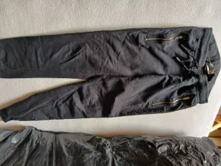Pantalones negros con cremalleras
