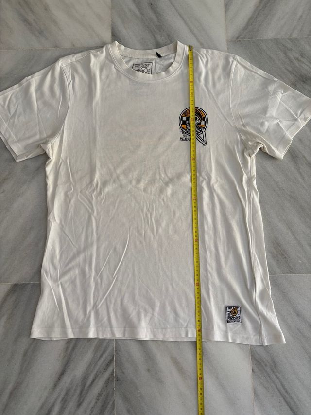 Camiseta blanca con estampado de calavera