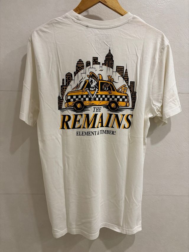 Camiseta blanca con estampado de calavera