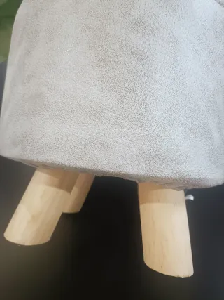 Taburete tapizado beige/gris con patas de madera