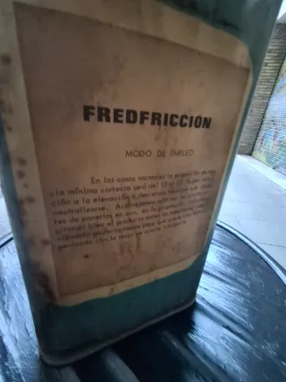 Lata antigua de aceite para coche