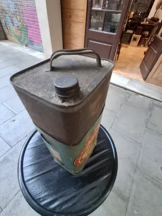 Lata antigua de aceite para coche