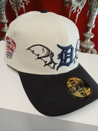 Gorra New Era 59Fifty Beige y Negra
Talla 7.1/2