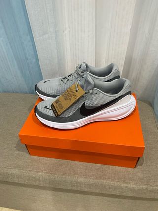 Zapatillas Nike grises y negras