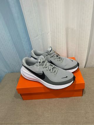 Zapatillas Nike grises y negras