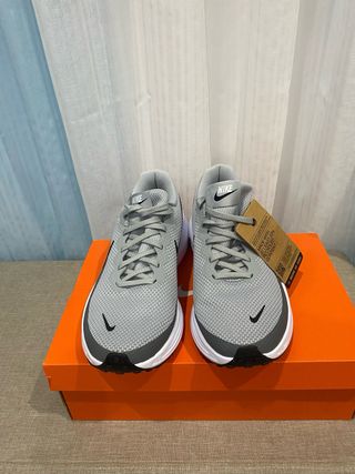 Zapatillas Nike grises y negras