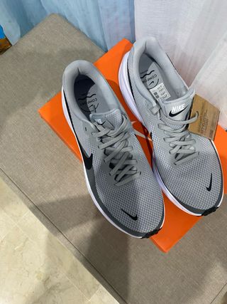 Zapatillas Nike grises y negras
