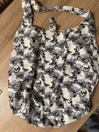 Bolso de tela con estampado de calaveras