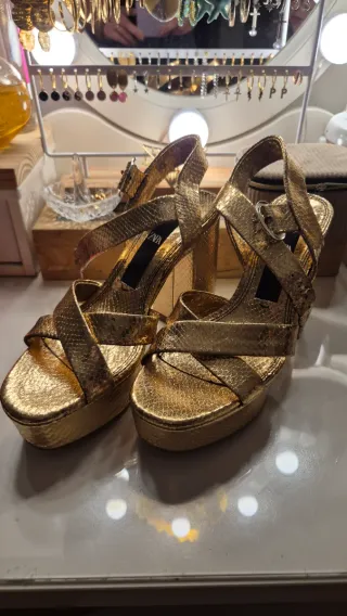 Zapatos dorados tacón ZARA