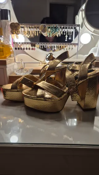 Zapatos dorados tacón ZARA