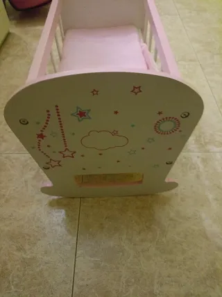 Cuna de juguete rosa y blanca