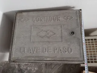 Puerta de contador metálica