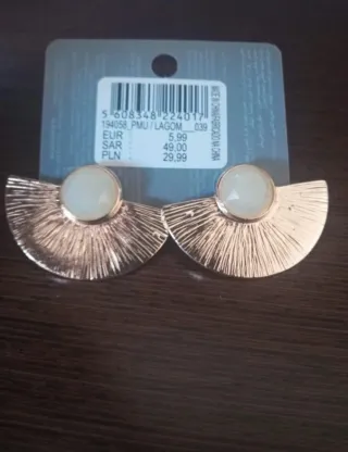 Pendientes abanico dorados con piedra blanca nuevo