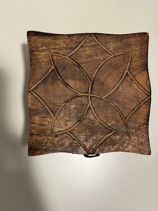 Joyero de madera tallada