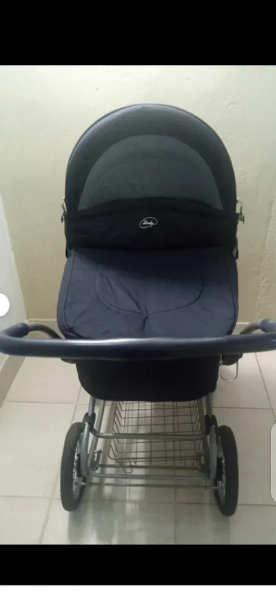 Carro de bebé negro