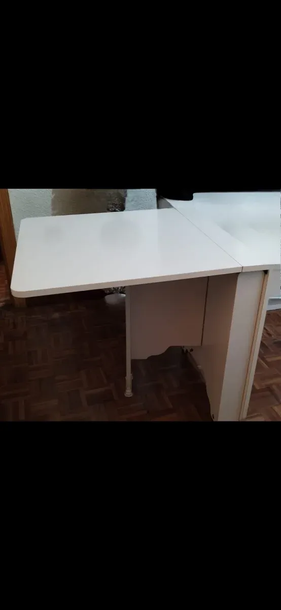 Mesa extraíble blanca y madera