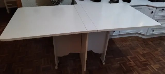 Mesa extraíble blanca y madera