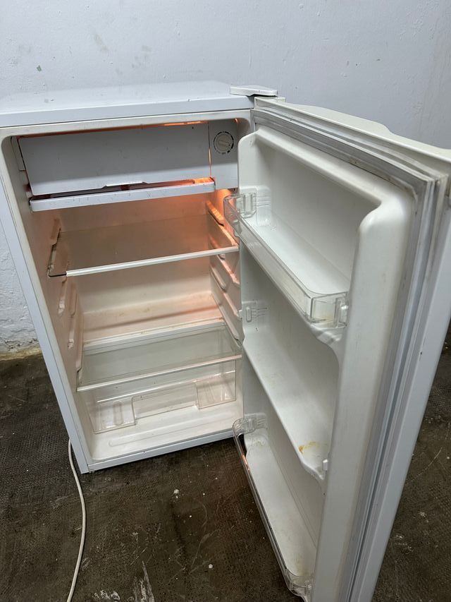 Nevera pequeña blanca