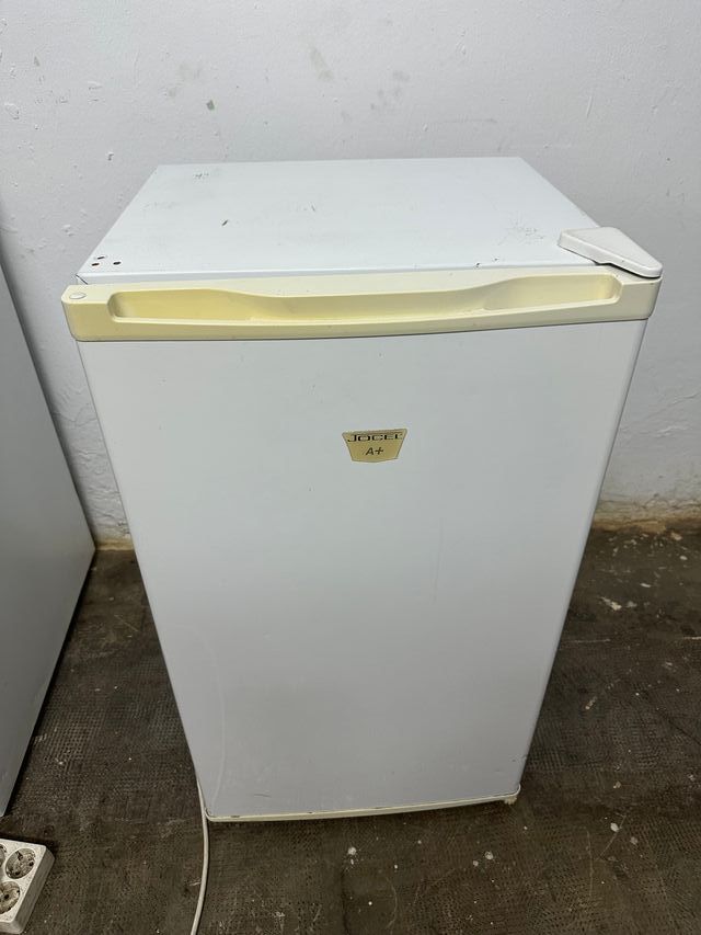 Nevera pequeña blanca