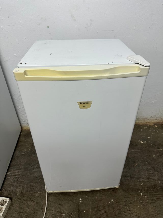 Nevera pequeña blanca