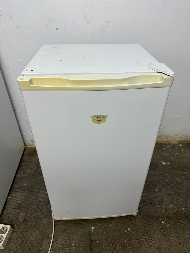 Nevera pequeña blanca