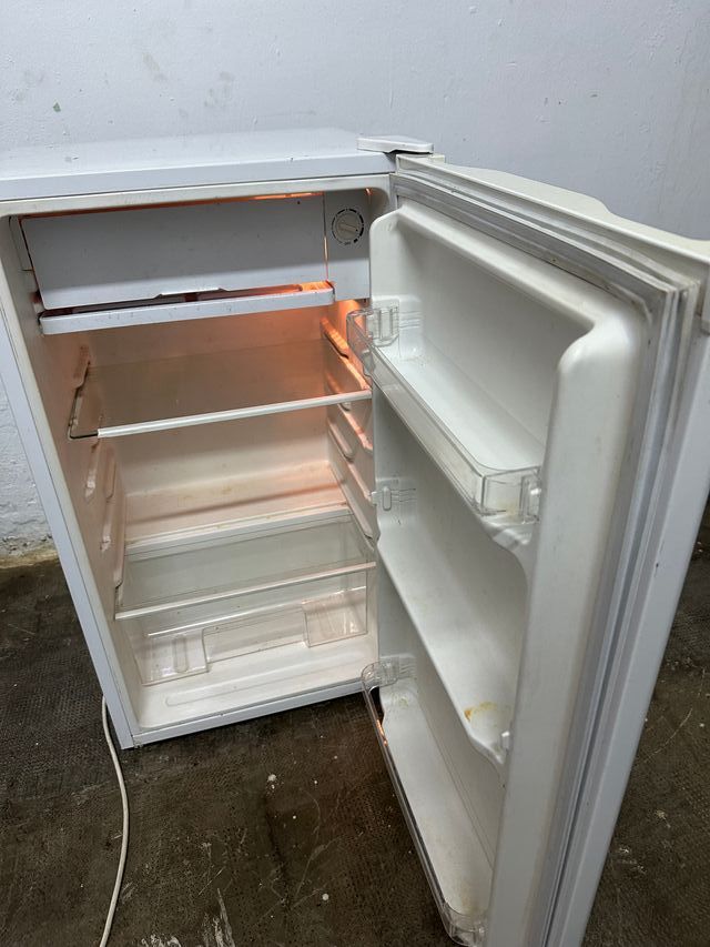 Nevera pequeña blanca